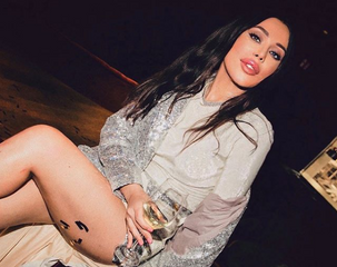 Azərbaycanlı model açıq-saçıq geyimi ilə müzakirə olundu - FOTOLAR