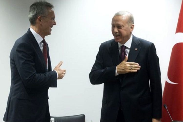Ərdoğanın yeni salamlaşma üsulu dünyada DƏB OLDU