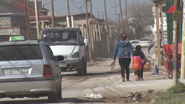 Minlərlə insanın məskunlaşdığı adsız məkan: “Qurbağa kimi yaşayırıq” - REPORTAJ