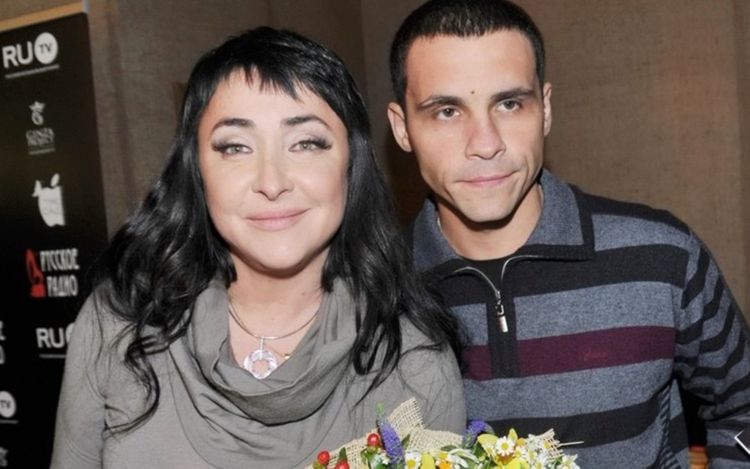 Lolita 5-ci ərindən boşana bilmədi - Koronavirusa görə