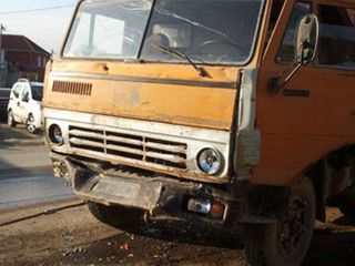 "Mercedes" "KamAz"la toqquşdu, sürücünün meyiti son anda çıxarıldı