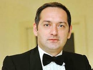 Əməkdar artistin maşınını yardılar 