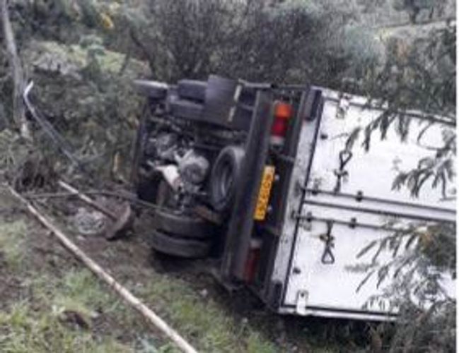 Yük avtomobili qaz xəttinin üzərinə aşdı - FOTO