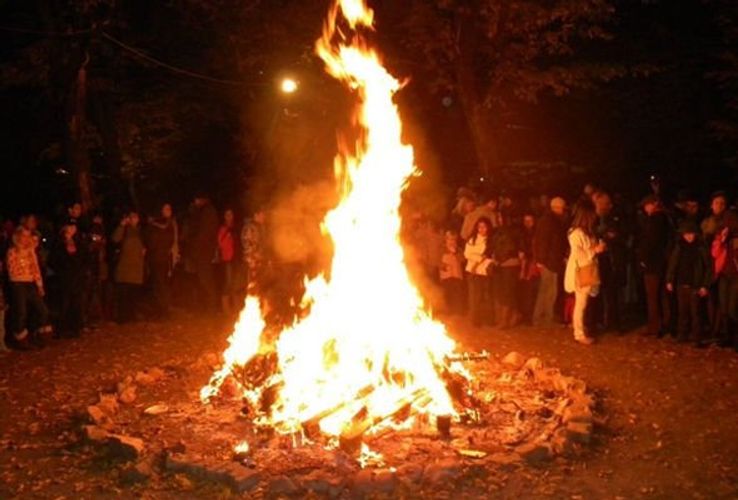 Qadın bayram tonqalına yaxılıb, vəziyyəti ağırdır