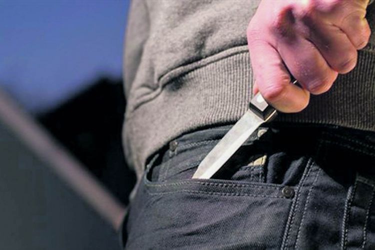 İnsanları qorxudub pullarını aldılar 