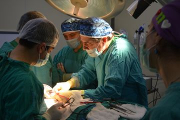 Tanınmış cərrah süni tənəffüs aparatını koronavirusa görə ixtisaslaşmış xəstəxanaya verdi