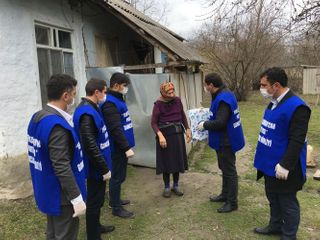 Qəbələ könüllüləri tənha qalan yaşlı sakinlərə yardım etdilər