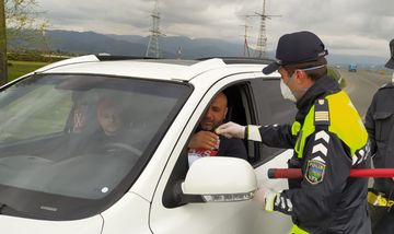 Polis sürücülərə spirt və maska paylayıb