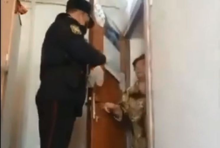Karantin günlərində polisdən ahıl insanlara dəstək - VİDEO