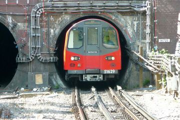 Uhan şəhər metrosu iki aylıq fasilədən sonra fəaliyyətini bərpa edib
