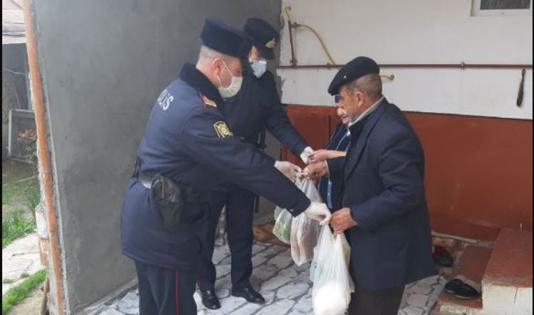 Polis əməkdaşları tənha, ahıl şəxslərin evlərinə baş çəkib - FOTO