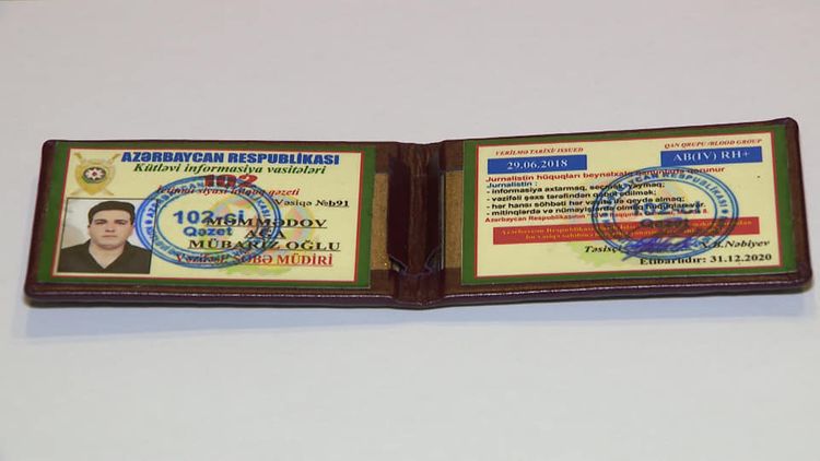 Saç salonunun rəhbərində jurnalist vəsiqəsi aşkarlandı - FOTO