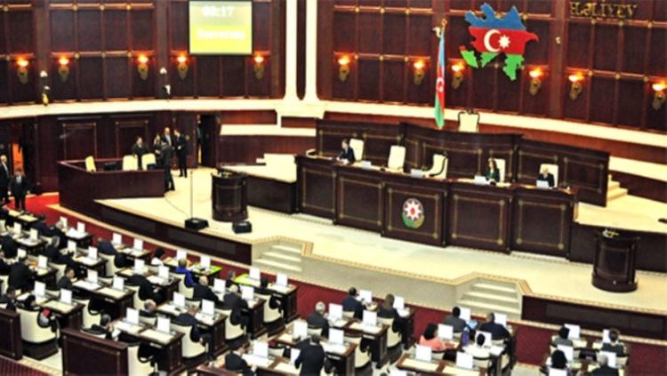 Parlamentin iki şöbə müdiri işdən çıxarıldı