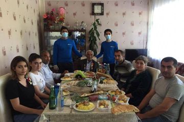 Heydər Əliyev Fondu Böyük Vətən Müharibəsi veteranlarını evlərində təbrik etdi - FOTO