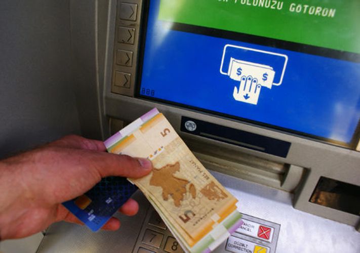 Pensiyaçının kartından pul oğurlandı