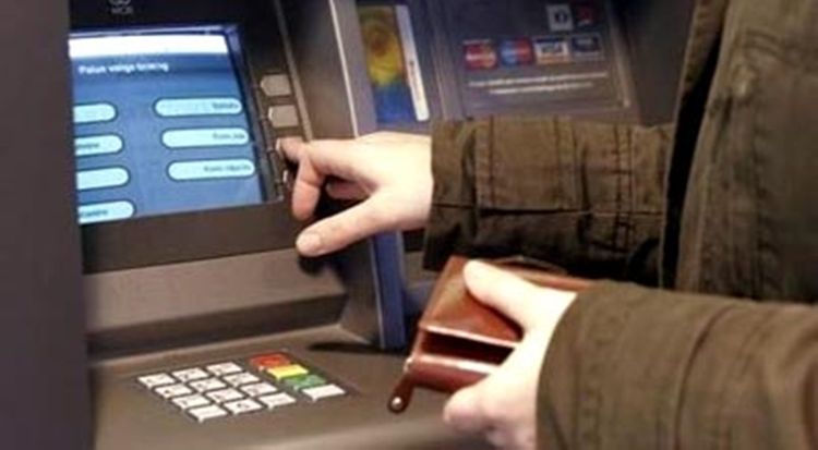 Pensiya kartlarından pul oğurlandı