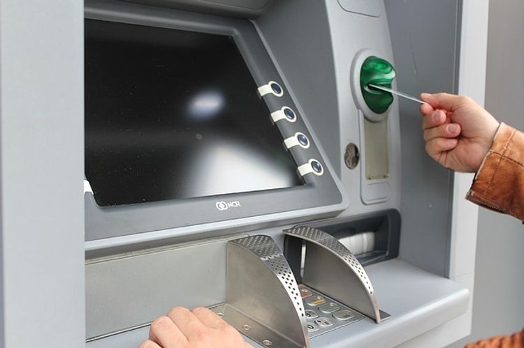 İnsanların bank kartlarından pul oğurlandı