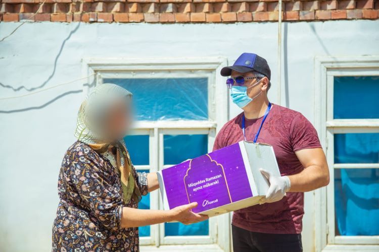 <font color=red>®</font> "Azercell" bölgələrdə yaşayan 4 mindən çox ailəyə dəstək olub  - FOTO