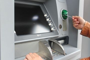 İnsanların bank kartlarından pul oğurlandı