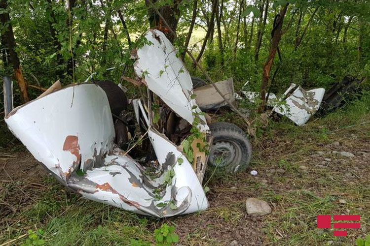 Avtomobil ağaca çırpılıb parçalandı  - FOTO