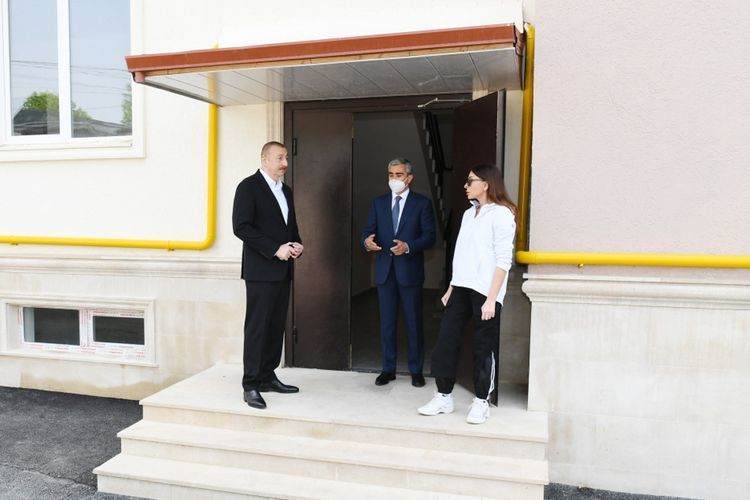 İlham Əliyev Şamaxıda tikilən çoxmənzilli binalarda yaradılan şəraitlə tanış oldu