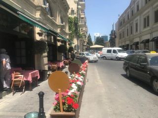 Bakının bu küçəsində restoranın qarşısına qoyulan masalar götürüldü  - FOTO