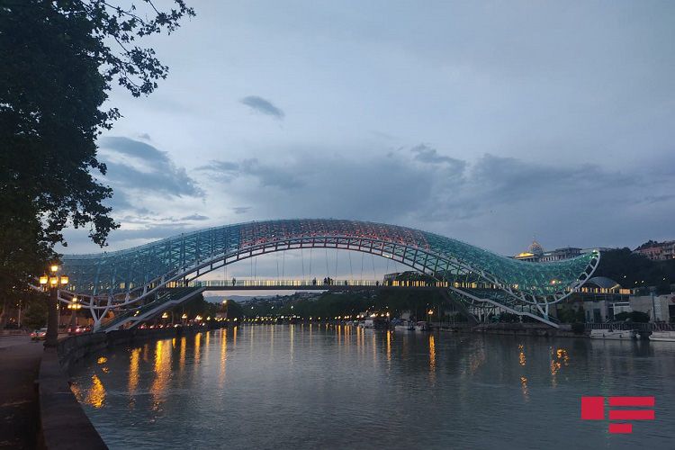 Tbilisidə teleqüllə və körpü Azərbaycan bayrağının rənglərinə boyandı - FOTO