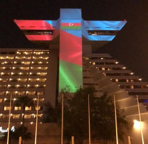Qətərin paytaxtındakı məşhur bina Azərbaycan bayrağının rəngləri ilə işıqlandırıldı - FOTO