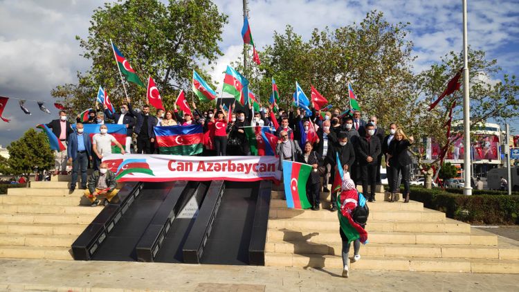 İstanbulda Azərbaycana dəstək verən aksiyaçılara Qarabağdan bəhs edən kitab paylanıb - FOTO