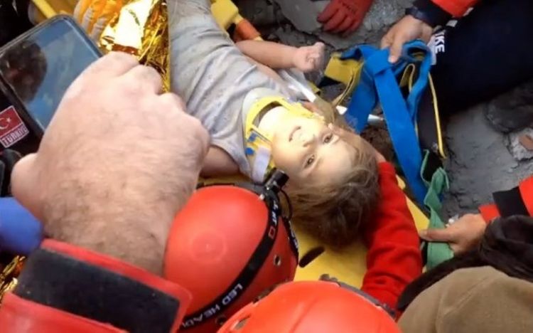 İzmirdəki zəlzələdən 91 saat sonra 4 yaşlı uşaq sağ çıxarıldı