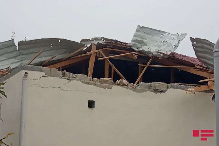 Ermənilərin atdığı mərmi Ağcabədidə yaşayış evinə düşdü - FOTO