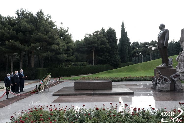 Binəli Yıldırım Heydər Əliyevin məzarını və Şəhidlər xiyabanını ziyarət etdi