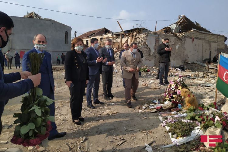 Türkiyədən gələnlər düşmənin Gəncədə dağıtdığı evlərə baş çəkdi  - FOTO