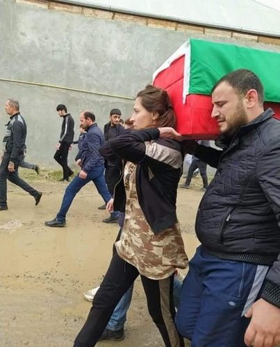 Bütün ölkə bu fotodan danışır:  "Bir dəfə də mən onun yükünü çəkim dedim"- EKSKLÜZİV