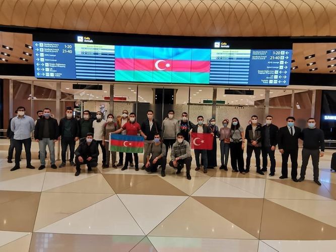 Türkiyədən daha 20 azərbaycanlı həkim könüllü Vətənə gəldi