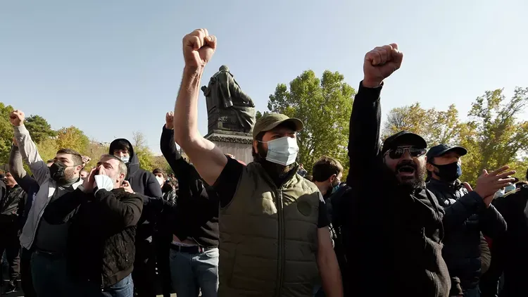 Ermənistanda kütləvi etirazlar: Paşinyanın istefası tələb edilir