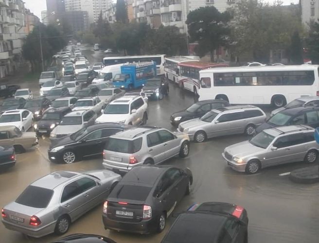 Yağış Bakıda maşınların hərəkətinə çətinlik yaratdı - FOTOLENT