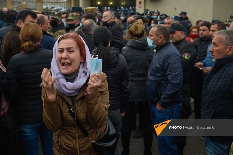 Ermənistanda vətəndaşlar Qarabağda itkin düşən yaxınlarını tələb edir