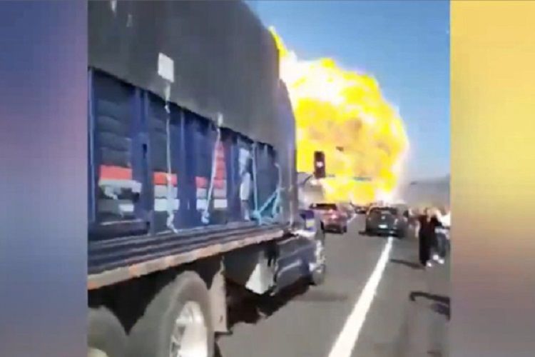 Meksikada yanacaq daşıyan avtomaşının partlaması nəticəsində 12 nəfər öldü