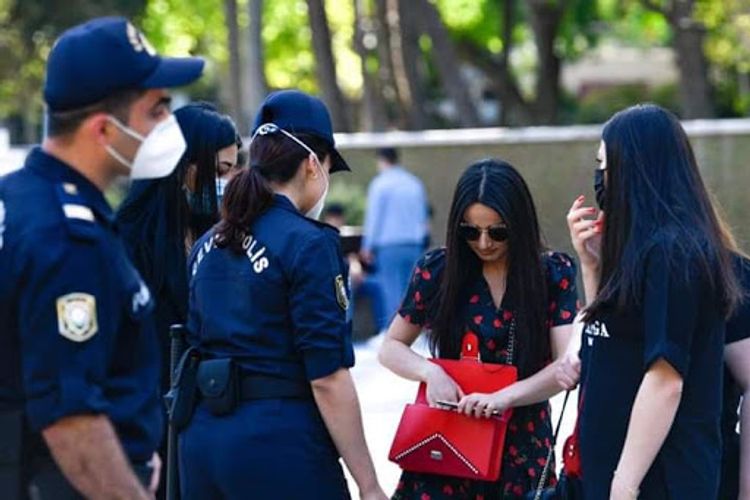 Azərbaycanda açıq məkanda da maska taxmayanlar 100 manat cərimələnəcək