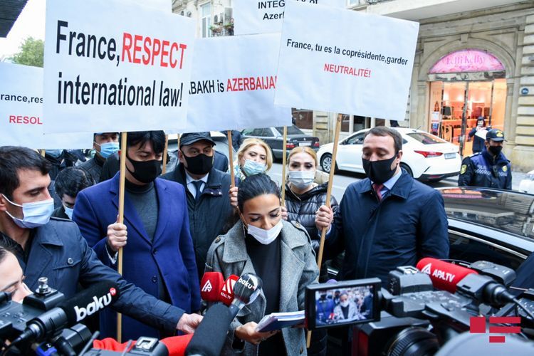 Fransa səfirliyinin qarşısında piket keçiridi