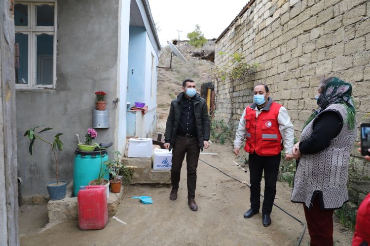 Avrora Qrup Qızıl Aypara Cəmiyyəti ilə birlikdə hərbi xidmətdə olan əsgərlərimizin ailələrinə yardım edib - FOTO