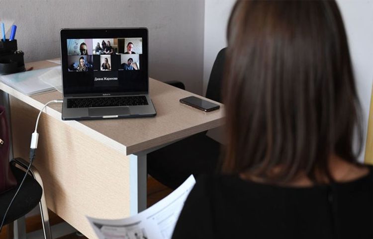 Onlayn dərsdə gülməli vəziyyətə düşən MÜƏLLİMLƏR