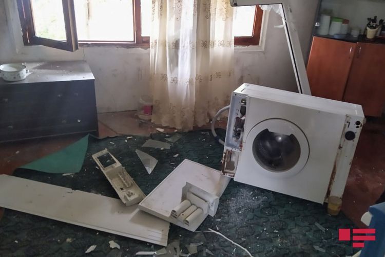 Düşmən Goranboyun Tapqaraqoyunlu kəndini atəşə tutub, iki ev yararsız hala düşüb - FOTOLENT