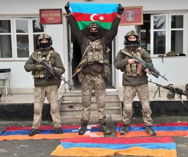 Azərbaycan bayrağı Cəbrayıl rayonunun mərkəzində dalğalanır - FOTOLENT