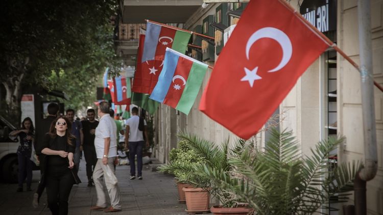 Azərbaycan və Türkiyə bayraqları ilə bəzədilmiş Bakı küçələri... - FOTOLENT