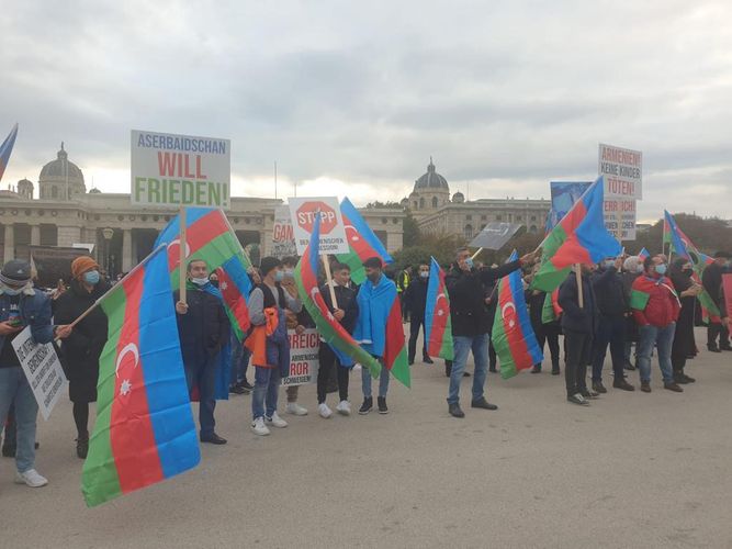 Vyanada ermənilərin Azərbaycanda mülki əhalini hədəfə almasına etiraz aksiyası keçirildi - FOTO