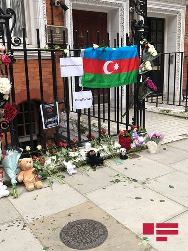 Britaniyadakı səfirliyimizin qarşısında Gəncədə həlak olanlar yad edildi