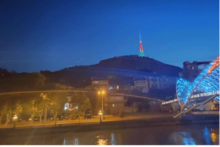 Tbilisi teleqülləsi Azərbaycan bayrağının rəngləri ilə işıqlandırıldı