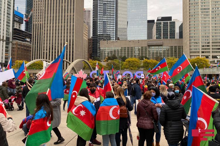 Niaqara şəlaləsi Azərbaycan bayrağının rənglərinə boyandı - VİDEO